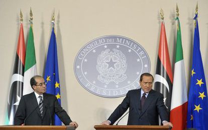 El primer ministro italiano, Silvio Berlusconi, en una rueda de prensa conjunta con el líder rebelde Yibril en Milán.