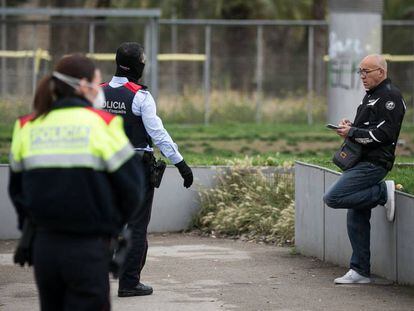 Els Mossos demanen a un home, al parc Joan Miró de Barcelona, que torni a casa pel confinament.