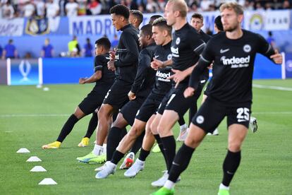 Jugadores del Eintracht de Fráncfort entrenan antes de disputarse el partido.