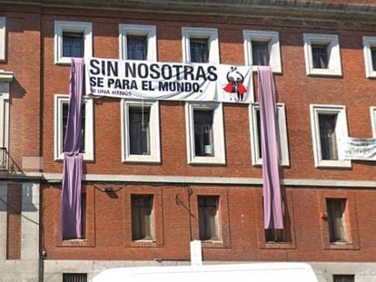 Una de las pancartas que jalonaban el edificio de la UNED, en el Paseo dele Prado, en el Día Internacional de la Mujer de 2018.