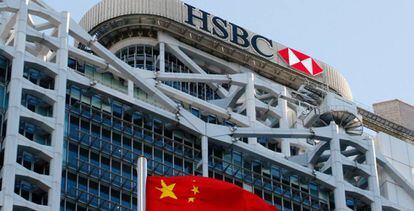 Una bandera china en la sede de HSBC en Hong Kong, China.