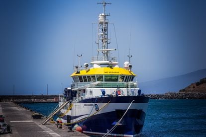 El buque 'Ángeles Alvariño', atracado en un muelle del Puerto de  Santa Cruz de Tenerife, el 12 de junio.