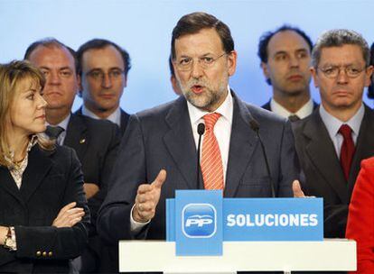 Rajoy, rodeado de cargos del partido, en su comparecencia tras la reunión del Comité Ejecutivo.