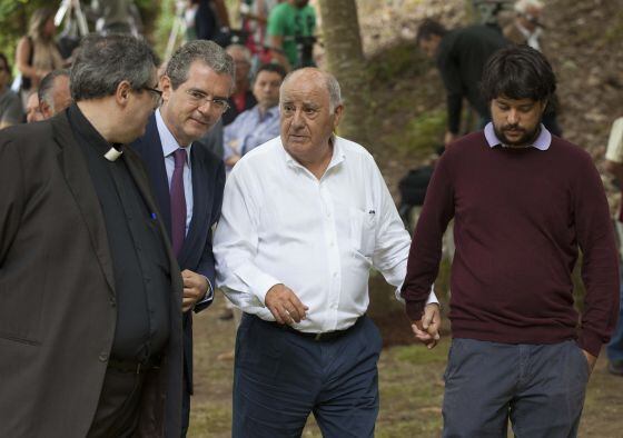 Amancio Ortega, entre su sobrino nieto Antonio Cebrián Ortega y Pablo Isla.