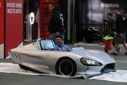 Un coche eléctrico en una feria en Los Ángeles, California.