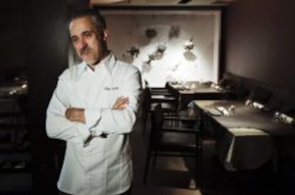 El chef Sergi Arola, en su restaurante Arola Gastro, de Madrid, donde ha acudido esta mañana al conocerse que se ha levantado el embargo al establecimiento tras llegar a un acuerdo con Hacienda y la Seguridad Social. El chef no ha querido desvelar los detalles del acuerdo alcanzado para solventar la deuda reclamada, que asciende a 148.000 euros con la Agencia Tributaria y 160.000 con la Seguridad Social.