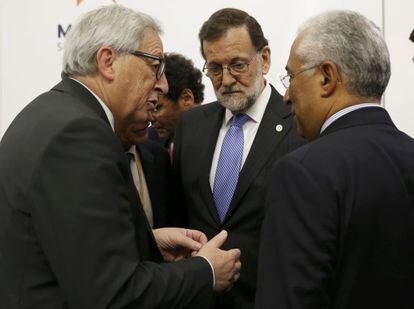Jean Claude Juncker, presidente de la UE, con Mariano Rajoy y Antonio Costa, primer ministro de Portugal, el pasado 3 de febrero en Malta.