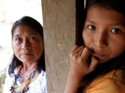 Mujeres Awaj&uacute;n en Cenepa, Per&uacute;.   