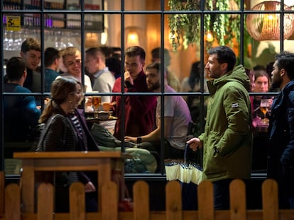 Clientes de un bar de la zona de Ponzano, en Madrid, el pasado viernes.