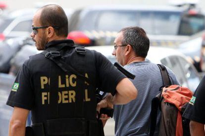 Joseba Gotzon Vizan Gonz&aacute;lez (d) es escoltado por un miembro de la Polic&iacute;a Federal. / Antonio Lacerda (EFE)