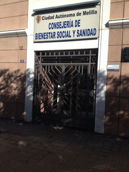 La Consejería de Bienestar Social y Sanidad, una de las sedes registradas, con la verja cerrada.