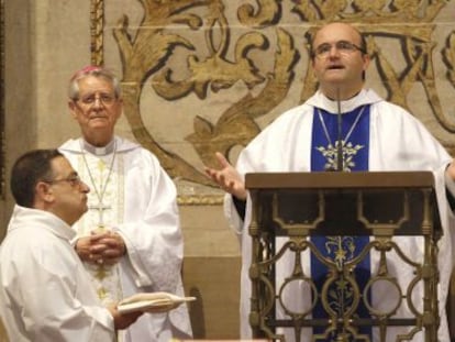 José Ignacio Munilla celebra misa el pasado verano en San Sebastián. 