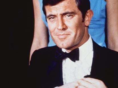 ¿Cómo llegó a Bond? Echándole cara. Lazenby, un modelo australiano sin experiencia en el cine cuenta en el documental 'La piel de James Bond' que cuando supo que se buscaba a un sustituto para Bond fue al barbero de Connery a pedirle su corte de pelo y a su sastre a por uno de sus trajes, se compró un Rolex y se coló en el despacho del productor Harry Saltzman con un chulesco “oí que estaban buscando a James Bond”. Una audacia que, sumada a su dominio de las artes marciales y a un físico espectacular, le ayudó a imponerse a más de 400 candidatos. En la imagen, George Lazenby en 'Al servicio de su majestad'.