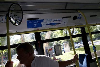 Un hombre, en un autobús con red wifi de Gowex.