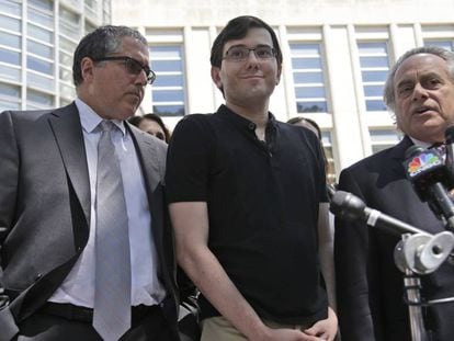 Martin Shkreli junto con sus abogados durante la rueda de prensa de este s&aacute;bado posterior al veredicto del tribunal. 