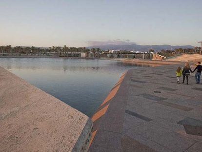 Vista de la Plaza del Mar, del complejo de El Toyo (Almería).
