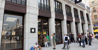 Entrada a la tienda de Apple en la Puerta del Sol, en Madrid.