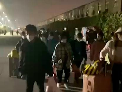 Decenas de personas abandonaban con equipaje las instalaciones de Foxconn, en Zhengzhou, el pasado 29 de octubre.