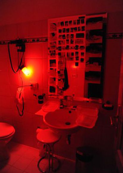El laboratorio fotográfico improvisado en el baño de un hotel en Roma.