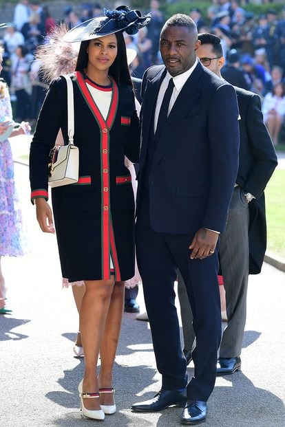 Sabrina Dhowre, modelo y prometida del actor Idris Elba, acudió al enlace con un reconocible total look firmado por Gucci: vestido y chaqueta, bolso y zapatos de la firma italiana. Una elección inesperada para asistir a la boda real que la convierten en una de las invitadas más originales.