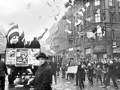 Un coche reparte publicidad del Partido Popular Alemán en Berlín en 1924, durante la República de Weimar. 