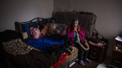 Magdalena Herrera se pone una máscara de oxígeno en su habitación en Bogotá, Colombia el 14 de marzo del 2023.