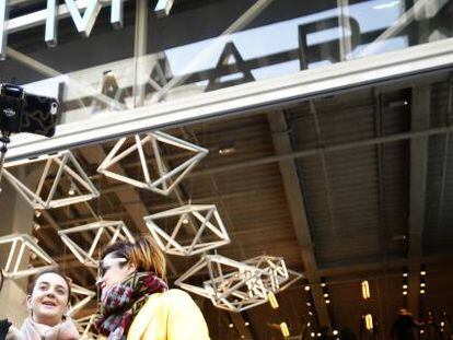 Unas j&oacute;venes se sacan un &#039;selfie&#039; en el Primark de la Gran V&iacute;a de Madrid, uno de los s&iacute;mbolos de la moda &#039;low cost&#039;