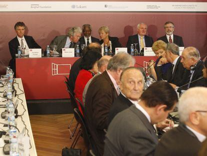 Jonathan Powell, Pierre Joxe, Kofi Anann, Gro Harlem Bruntland, Bertie Ahern y Gerry Adams, en la mesa principal.