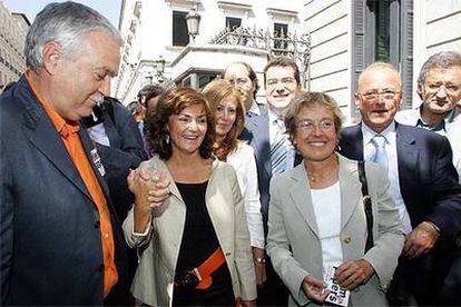 Antoni Strubell, Carmen Calvo, Caterina Mieras (de izquierda a derecha en primera fila) y los parlamentarios catalanes Canet Coma y Vilajoana Rovira (a la derecha) celebran la aprobación de la ley a las puertas del Congreso.