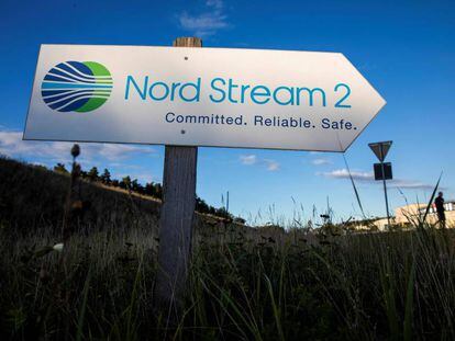 Letrero que señala la dirección de una planta del Nord Stream 2, en Alemania