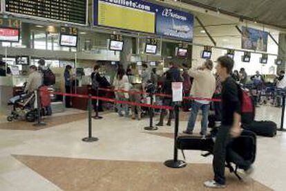 Varias personas esperan para facturar en los mostradores del aeropuerto Tenerife-Norte. EFE/Archivo