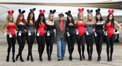 Hugh Hefner, con sus famosas 'conejitas'.