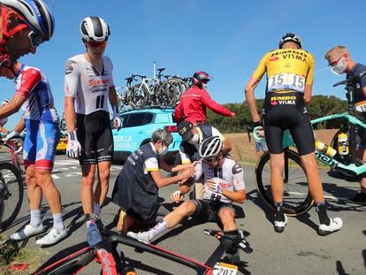 El corredor irlandes Nicolas Roche es tratado por los médicos después de una caída durante la décima etapa del Tour de Francia este jueves 8 de septiembre