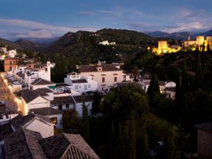Vista del barrio del Albaic&iacute;n de Granada, al fondo la Alhambra.
