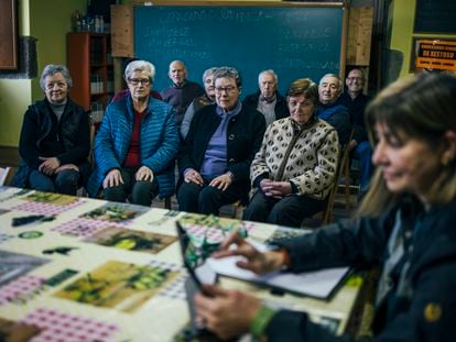 Sentadas en primera fila desde la izquierda, Francisca Díaz, Nieves Filgueiras, Carmen Gómez y Carmen Rodríguez, durante una clase de la UNED Senior impartida en la antigua escuela de Momán.