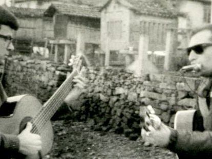 Benedicto Garc&iacute;a y Xavier del Valle, miembros de Voces Ceibes, en Combarro en 1968, en una imagen del archivo del primero de ellos.