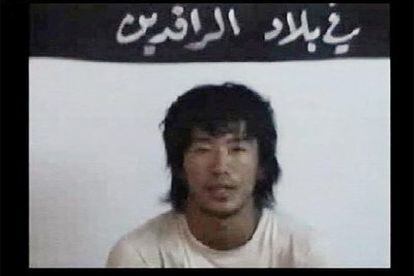 Shosei Koda, de 24 años, en el vídeo en el que el grupo islamista exigía la retirada de las tropas japonesas.