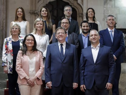 Los 12 miembros del Gobierno valenciano, con el presidente Ximo Puig, en el centro de la primera fila.