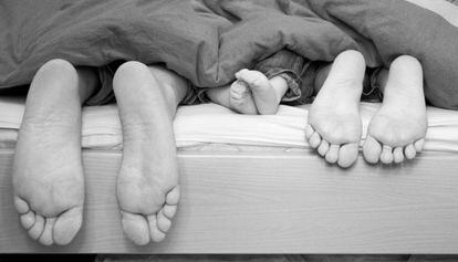 Algunos pediatras apoyan que los bebés duerman con sus padres, el consenso médico lo desaconseja