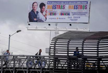 Cartel de campaña del candidato presidencial Gustavo Petro y su compañera de fórmula en Soacha, Colombia.