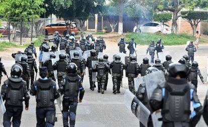 Policías y militares han participado en la represión de las manifestaciones contra el presidente Juan Orlando Hernández en Honduras. 