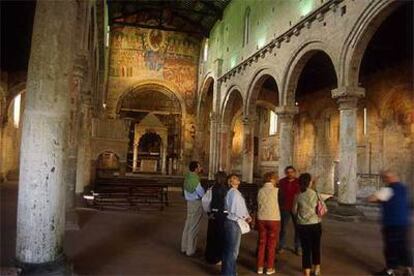 La iglesia de Santa María Maggiore, en Tuscania, cerca de Tarquinia, reúne elementos del románico al barroco.