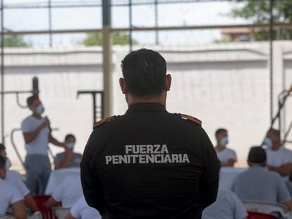 Un custodio de la Fuerza Penitenciaria en las instalaciones de un centro de reclutamiento en Monterrey, México