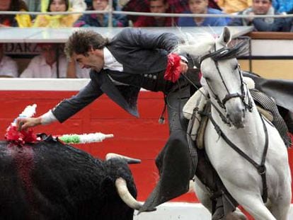 Pablo Hermoso de Mendoza, en su segundo toro en Bilbao.