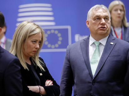 La presidenta del Gobierno de Italia, Giorgia Meloni, y el primer ministro de Hungría, Víctor Orbán, el jueves durante una cumbre de la UE en Bruselas.