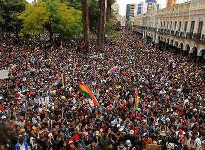Miles de campesinos y cocaleros afines al presidente Evo Morales, abarrotaron este viernes la plaza principal de Cochabamba, para exigir la renuncia del prefecto de este distrito, Manfred Reyes Villa.