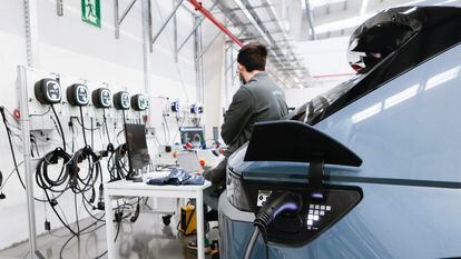 Un trabajador en la nueva fábrica de la empresa catalana Wallbox, que produce cargadores para coches eléctricos.