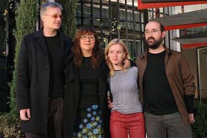 De izquierda a derecha, Tim Robbins, Isabel Coixet, Sarah Polley y Javier Cámara, ayer en Madrid.