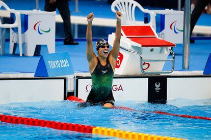 Michelle Alonso celebra su oro y su récord del mundo en los 100 braza SB14 de los Juegos Paralímpicos de Tokio.