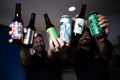 Herminio Campillo y Sanmy Moura con algunas de sus 500 cervezas en las oficinas de Beer Sapiens.